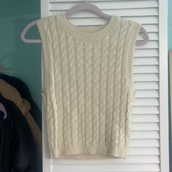 Abercrombie & Fitch Tops - Abercrombie sweater tank/vest